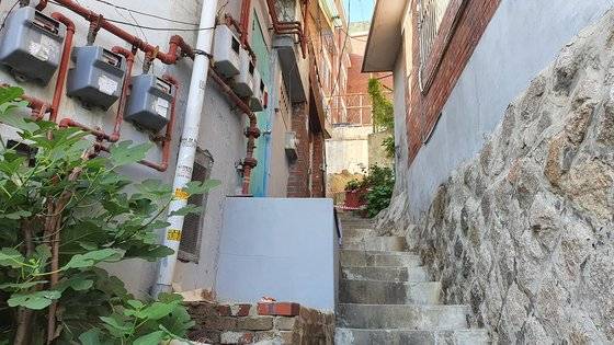 최근 골목 안 쪽 집에 화재가 발생해 철거된 모습. 정화조가 없는 집이었다.  한은화 기자