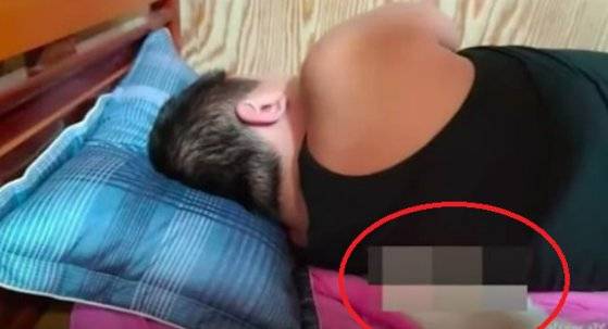 지난 1일 BJ A씨가 술먹방을 하다 만취해 침대에 잠이 들었고, 실수로 강아지를 깔아뭉개 숨지게 했다. [아프리카TV 캡처]