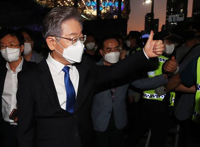 더불어민주당 이재명 대선 경선 후보가 9일 오후 경기도 수원시 영통구 수원컨벤션센터에서 열린 경기 합동연설회에서 결과 발표가 끝난 후 지지자들에게 인사하고 있다. ｜연합뉴스