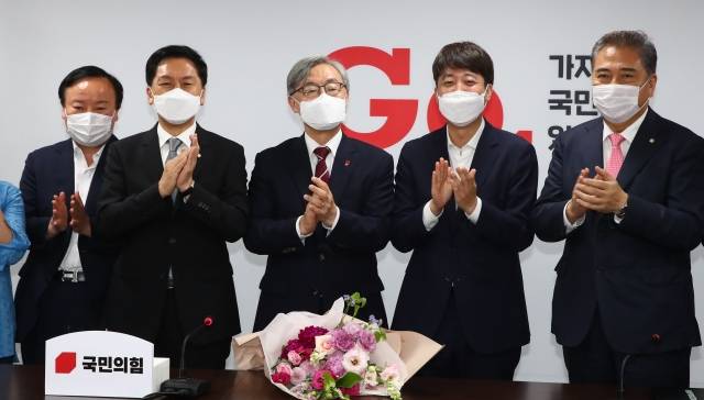 이준석 국민의힘 대표와 최재형 전 감사원장이 지난 7월 15일 서울 여의도 국민의힘 중앙당사에서 입당환영식을 마친 후 기념촬영하고 있다. 뉴시스