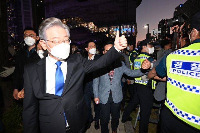 더불어민주당 이재명 대선 경선 후보가 9일 오후 경기도 수원시 영통구 수원컨벤션센터에서 열린 경기합동연설회를 마친 뒤 지지자들에게 엄지손가락을 들어 보이며 인사하고 있다. 뉴시스