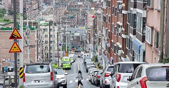 세금 부담과 집값 상승 기대감이 맞물려 빌라와 단독주택 등 비아파트 증여가 늘어나는 것으로 나타났다. 사진은 성남시의 한 빌라촌. <매경DB>