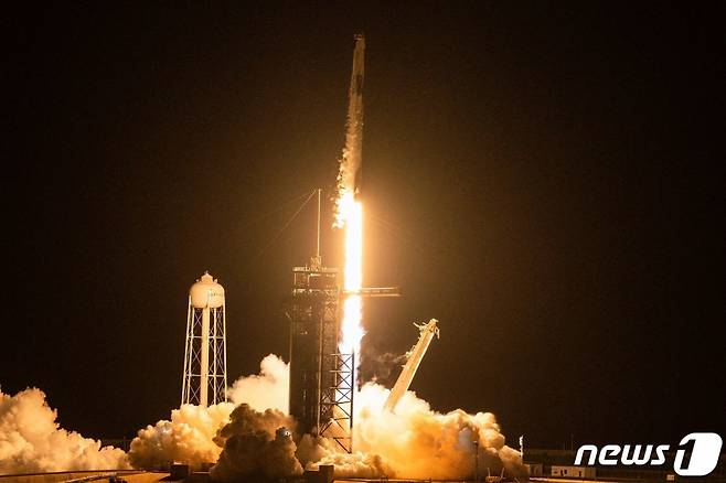 (케이프 커내버럴 AFP=뉴스1) 우동명 기자 = 미국 스페이스X의 우주선 '크루 드래건'을 탑재한 팰컨9 로켓이 9월 15일(현지시간) 플로리다주 케이프 커내버럴의 케네디 우주센터에서 민간인 우주 관광단 4명을 태우고 지구 궤도를 돌기 위해 발사되고 있다.  (C) AFP=뉴스1