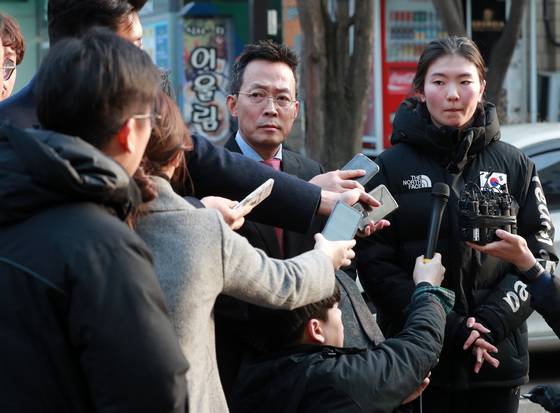 (수원=뉴스1) 오장환 기자 = 심석희 쇼트트랙 국가대표 선수가 17일 오후 경기도 수원시 영통구 수원지방법원에서 열린 조재범 전 국가대표팀 코치의 항소심 2차 공판에 출석해 폭행 피해 사실을 진술한 후 법정을 나서며 취재진 질문에 답하고 있다.  . 2018.12.17/뉴스1