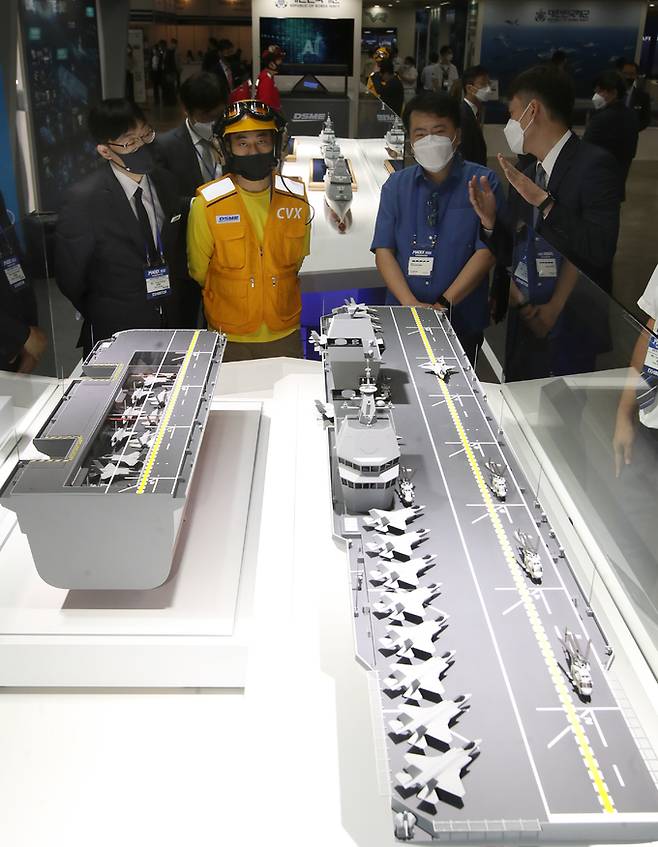 2021 부산국제조선해양대제전이 개막한 지난 6월 9일 부산 벡스코 제1전시장 내 대우조선해양 부스를 찾은 관람객들이 해군이 추진 중인 경항공모함 모형을 구경하고 있다. 뉴스1