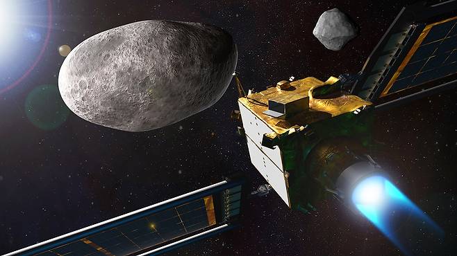 소행성에 충돌하기 위해 소행성으로 접근하는 DART 우주선 상상도. 지구 방위의 임무로 충돌 시험에 나선다.(출처: NASA)