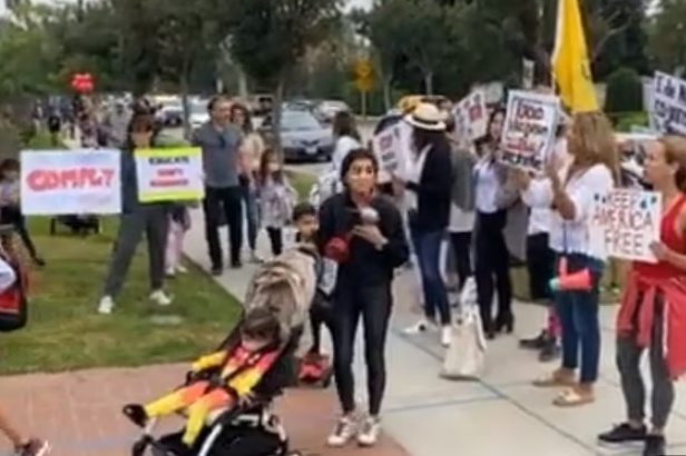 미국의 마스크 착용 반대 시위대가 캘리포니아주 베벌리힐스의 한 초등학교 앞에서 마스크 착용은 아동학대와 같다고 주장했다.