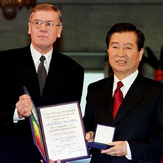 김대중 대통령이 지난 2000년 노벨 평화상을 받고 미소를 짓고 있다.