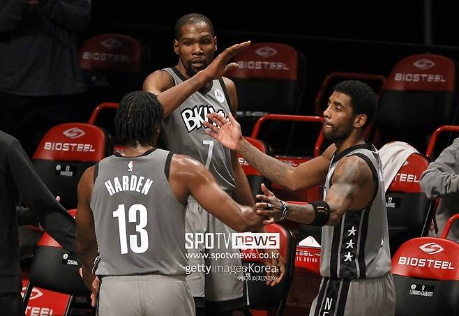 ▲ 제임스 하든과 케빈 듀란트, 카이리 어빙(왼쪽부터). 이번 시즌 브루클린 네츠의 '빅3'가 같이 뛰는 경기는 많지 않을 전망이다.