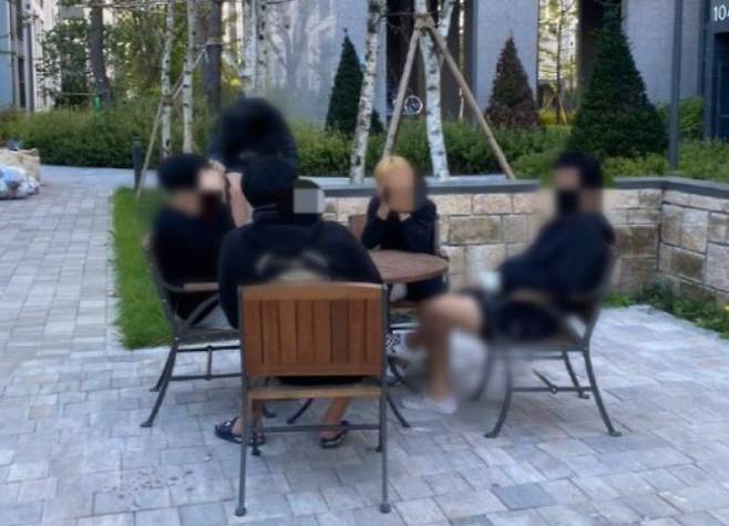 아파트 단지에서 담배를 피우는 초등학생 무리. (사진=온라인 커뮤니티 보배드림 캡처)