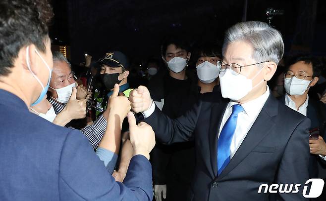 이재명 더불어민주당 경선 후보가 9일 오후 경기도 수원시 영통구 수원컨벤션센터에서 열린 더불어민주당 제20대 대통령선거 후보자 선출을 위한 경기 합동연설회(3차 슈퍼위크)에서 59.3% 득표로 압승을 거둔 후 경선장에서 나와 지지자들과 기쁨을 나누고 있다. 2021.10.9/뉴스1 © News1 박정호 기자