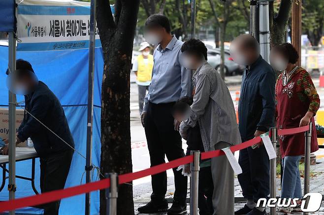 서울 마포구 마포농수산물시장에 마련된 찾아가는 선별진료소에서 지난 6일 상인들이 검사를 받고 있다./뉴스1 © News1 성동훈 기자