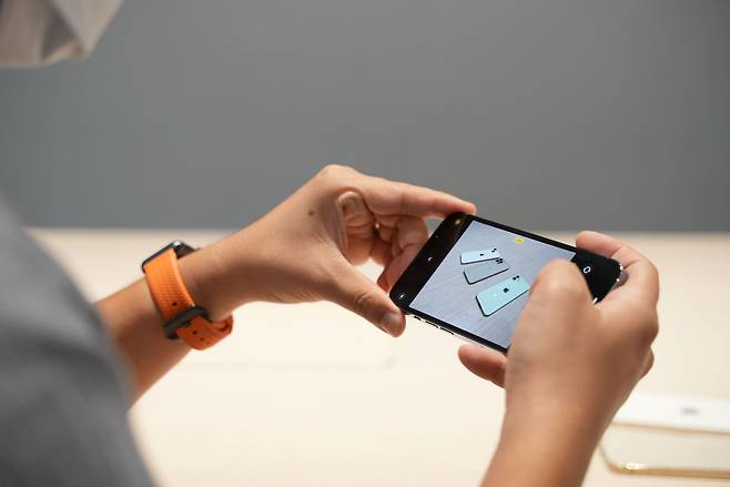 아이폰13은 카메라 성능을 개선하기 위해 후면 카메라 모듈 크기를 키웠다. 그로 인해 아이폰13은 전작 대비 '카툭튀'가 더욱 심해졌다. /오주석 PD