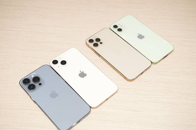 아이폰13은 전작인 아이폰12와 비교해 측면 테두리가 각진 모습 때문에 첫인상은 비슷하지만, 노치와 후면 카메라 모듈 크기가 달라지면서 크고 작은 차이가 느껴진다. 왼쪽부터 아이폰13프로, 아이폰13, 아이폰12 프로, 아이폰12 모습. /오주석 PD