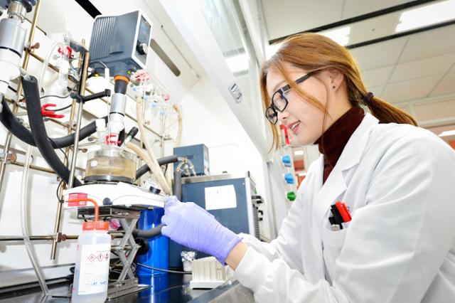 LG화학 미래기술연구센터 연구원이 새로 개발한 생분해성 신소재의 물성을 테스트하고 있다. LG화학 제공