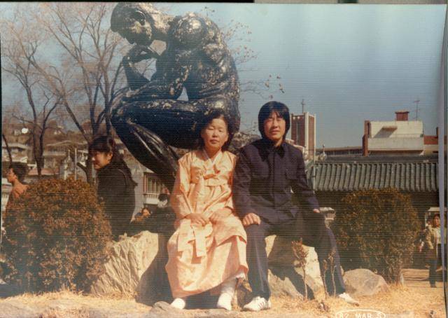 이재명 더불어민주당 대선후보가 1982년 중앙대 입학식에서 어머니와 기념 촬영을 하고 있다. 그는 교복을 이날 처음 입었다. 이재명 대선캠프 제공