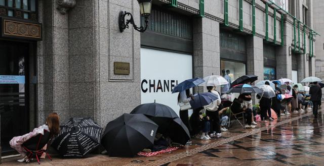 6일 오전 서울 중구 신세계백화점 본점 앞에서 시민들이 백화점 오픈을 기다리고 있다. 뉴시스