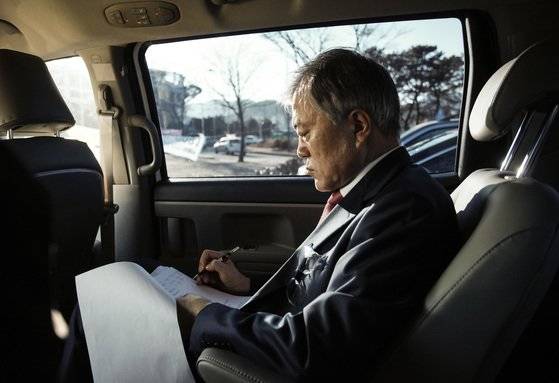 2015년 전당대회에 출마했던 문재인 대통령이 충남 합동연설회장 인근에서 업무용으로 사용하던 카니발 차량을 멈춰 세우고 연설 원고를 직접 수정하고 있다. 강태화 기자