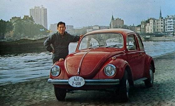 1970년 김찬삼씨가 슈바이처 박사의 고향 군스바흐를 찾아가던 중 벨기에 마하스 강가에서 우정 2호와 시간을 보내고 있다. 사진 김씨 가족 제공