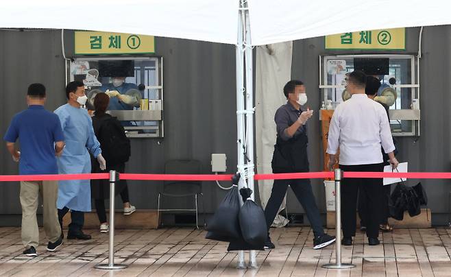 지난 9일 오전 서울시청 앞 서울광장 임시선별검사소를 찾은 시민들이 검사를 받고 있다. 연합뉴스