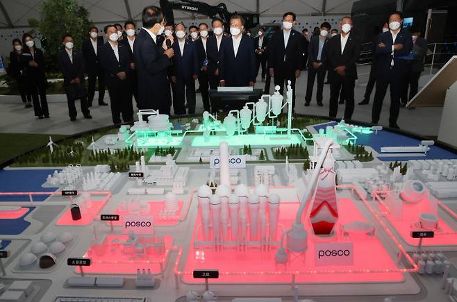 문재인 대통령이 10월 7일 인천 서구 현대모비스 수소연료전지공장 투자 예정지에 전시된 포스코 수소환원제철 모형을 살펴보고 있다. / 연합뉴스