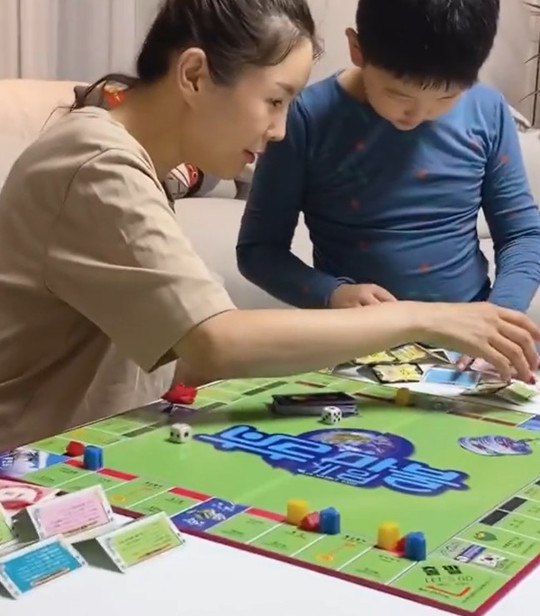 Jang Youngrans family shared a small routine of enjoying board games.Husband, a broadcaster in Jang Youngran, posted a picture on the Instagram on October 9 with an article entitled I can not give up on both work and family. I can not give up on my real estate speculation work and family happiness.Jang Youngran and his children in the public photos are playing a fierce battle with board games.As a description of mother who does not give up, the passionate Jang Youngran, who is burning in the desire to win, laughs.On the other hand, Jang Youngran has a Physician Hanchang, a three-year-old young man, and a marriage, one male and one female in 2009.Jang Youngran is appearing on the first TV drama Tomorrow is a national singer recently.Han Chang recently opened a private oriental clinic, and acquaintances of Jang Youngran, including Shim Jin-hwa, Kim Won-hyo and Jeong Ga-eun, visited and became a hot topic.