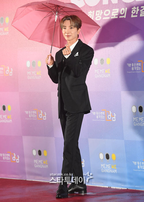 Singer Leeteuk has a photo time at the K-POP concert One Step to Hope at Ontak 2021 Yeongdongdae in COEX, Seoul, on the afternoon of the 10th.