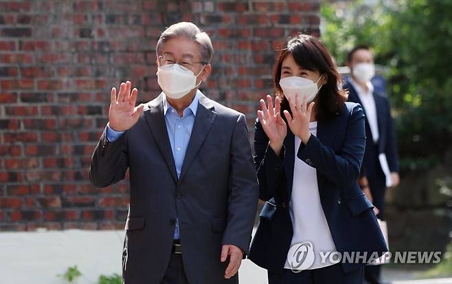 손 흔드는 이재명 부부 더불어민주당 대선 예비후보인 이재명 경기도지사와 부인 김혜경씨가 지난 9월 18일 오전 광주 남구 한 미혼모 시설을 방문하고 나와 인근 시설 관계자들과 인사하고 있다. [연합뉴스 자료사진]