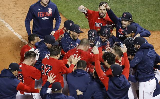 연장 13회말 끝내기 홈런을 터뜨린 보스턴 레드삭스의 크리스티안 바스케즈가 팀동료들로부터 축하를 받고 있다. 사진=AP PHPTO