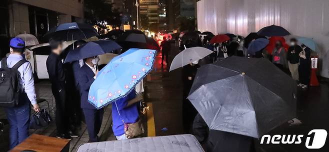 이재명 후보의 과반 승리로 마무리된 더불어민주당 대선 경선 결과에 대해 이낙연 전 대표 측이 이의제기에 나서기로 한 10일 밤 이낙연 전 대표 지지자들이 경선 결과에 항의하며 서울 여의도 민주당사 앞에 모여들고 있다. 2021.10.10/뉴스1 © News1 국회사진취재단