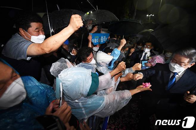 더불어민주당 제20대 대통령선거 후보에 선출된 이재명 경기지사가 10일 오후 서울 송파구 올림픽공원 SK올림픽핸드볼경기장에 열린 서울 지역 경선에서 본선 직행을 확정한 뒤 수락 연설을 마치고 지지자들과 악수를 하고 있다. 2021.10.10/뉴스1 © News1 경기사진공동취재단