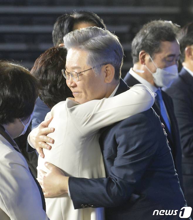 더불어민주당 제20대 대통령 후보로 선출된 이재명 경기도지사가 10일 오후 서울 송파구 올림픽공원 SK올림픽핸드볼경기장에서 열린 민주당 서울 합동연설회에서 추미애 전 법무부장관의 포옹을 받고 있다. 2021.10.10/뉴스1 © News1 경기사진공동취재단