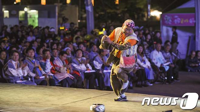 11일 충북 음성군은 올해 음성품바축제도 비대면 방식으로 개최한다고 밝혔다. 사진은 품바 공연 모습.(음성군 제공)2021.10.11/© 뉴스1