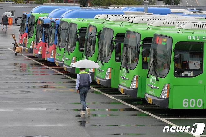 11일 2021년도 단체협상 결렬로 조합원 파업 찬반 투표를 하루 앞둔 경북 포항시내버스 북구 양덕동 차고지에 긴장감이 흐르고 있다. ㈜코리아와이드 포항은 총 263대의 버스를 운행 중이다.2021.1011/뉴스1 © News1 최창호 기자