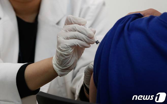 8일 서울 용산구청에 마련된 코로나19예방접종센터에서 시민이 백신을 맞고 있다. 이날부터 임산부 백신 사전 예약이 시작돼 접종은 18일부터 시행된다. 2021.10.8/뉴스1 © News1 안은나 기자
