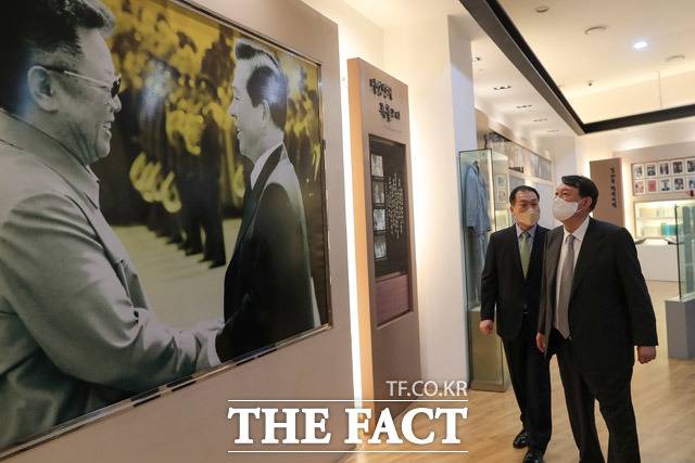 윤석열 국민의힘 대선 예비후보가 11일 오후 광주광역시 서구 김대중컨벤션센터 내 김 전 대통령 기념관을 방문해 전시품을 둘러보고 있다. 이날 기념관을 찾기 전 광주를 방문한 자리에서 윤 전 총장은 더불어민주당에 대해 "참 문제가 많은 당"이라고 말했다. /윤석열 캠프 제공