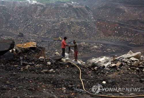 인도 자르칸드주에서 석탄을 채굴하는 모습. <로이터=연합뉴스>