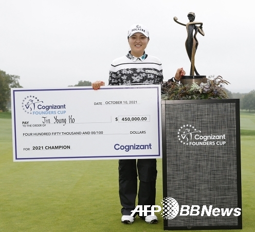 2021년 미국여자프로골프(LPGA) 투어 코그니전트 파운더스컵 우승을 차지한 고진영 프로가 우승상금 45만달러를 받았다. 사진제공=ⓒAFPBBNews = News1