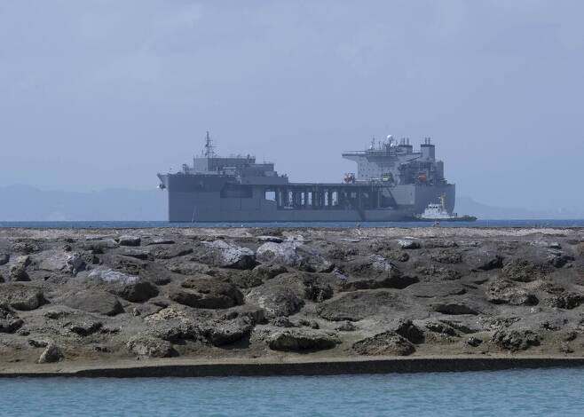 미국의 원정이동기지선(ESB) 미겔 키스가 6일 오키나와 우루시 앞 ‘화이트 비치’ 앞 해상에 정박해 있는 장면. 미 해군 제공