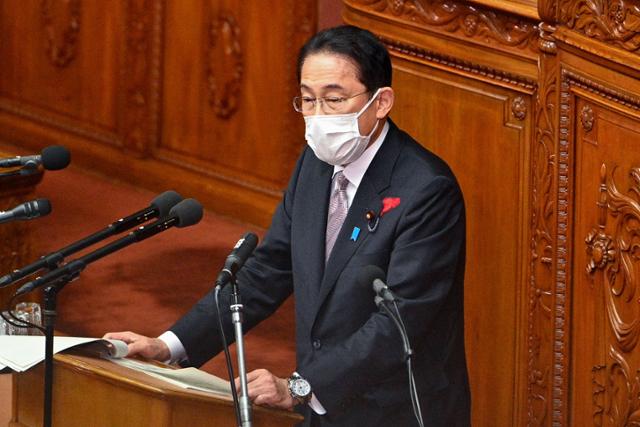 기시다 후미오 일본 총리가 11일 국회 중의원 야당 대표의 질문에 답변하고 있다. 도쿄=AFP 연합뉴스