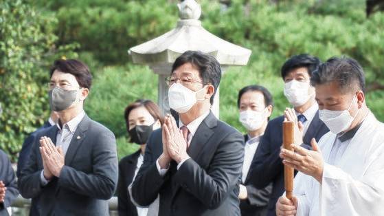 유승민 국민의힘 대선 예비후보(앞줄 가운데)가 10일 전북 익산 원불교 중앙총부를 방문하고 있다. [연합뉴스]