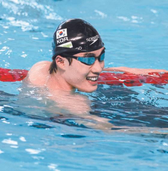 전국체전 수영 고등부 남자 자유형 50m 결승에서 우승한 뒤 미소 짓는 황선우. [연합뉴스]