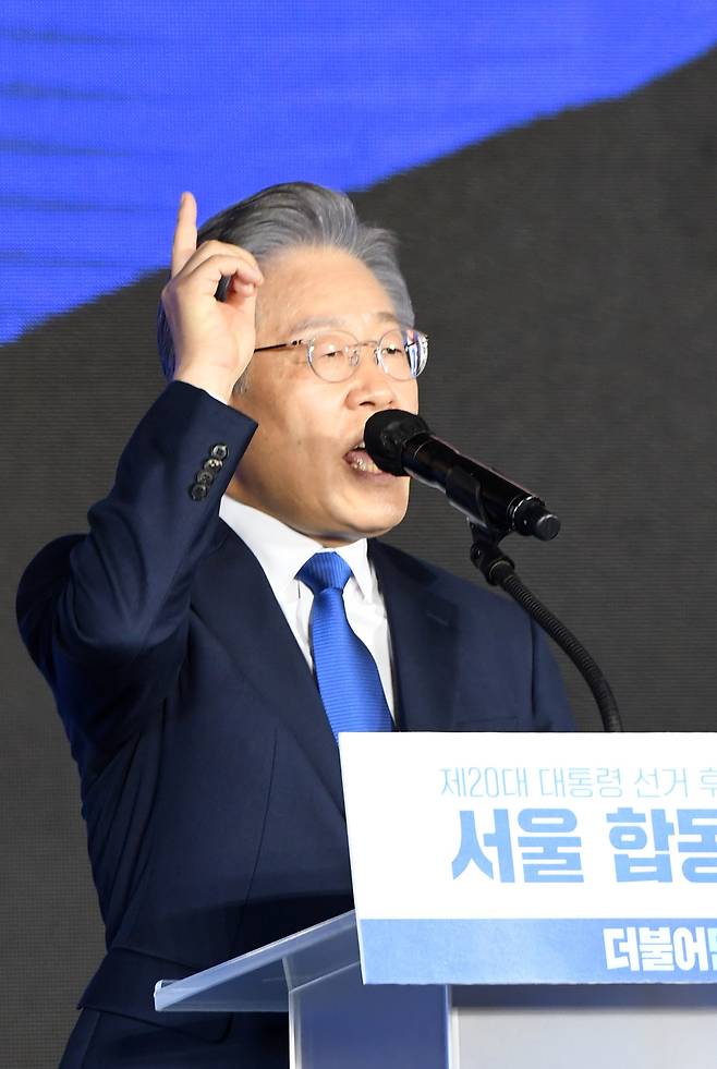 더불어민주당 제20대 대통령 후보에 선출된 이재명 경기도지사가 10일 오후 서울 송파구 올림픽공원 SK올림픽핸드볼경기장에서 열린 서울 합동연설회에서 선출 감사 연설을 하고 있다. 뉴스1