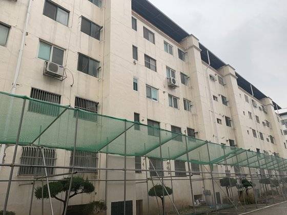 경북 포항시 북구 흥해읍 한미장관맨션 전경. 2017년 11월 발생한 규모 5.4 지진의 여파로 외벽에 손상이 나 있다. 낙하물 피해를 막기 위해 그물이 설치돼 있다. 김정석 기자