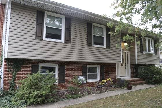 해외에 핵 잠수함 기술을 팔아넘기려다 붙잡힌 미 해군 핵 잠수함 엔지니어 조너선 토비 부부의 자택.FBI가 지난 9일 집을 수색했다. [AP=연합뉴스]