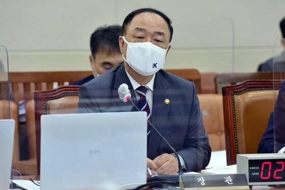 6일 국회에서 열린 기획재정위원회의 기획재정부(조세정책)에 대한 국정감사에서 홍남기 경제부총리 겸 기획재정부 장관이 의원 질의에 답변을 하고 있다. 임현동 기자