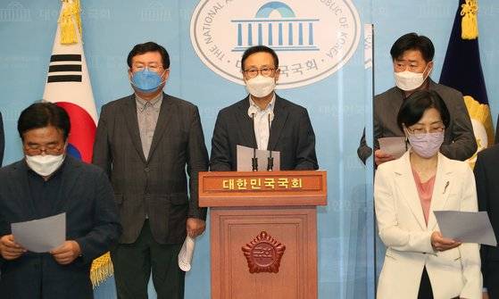 (서울=뉴스1) 이동해 기자 = 더불어민주당 이낙연 캠프 홍영표 공동선대위원장 등 소속 의원들이 11일 국회 소통관에서 기자회견을 열고 “민주당 선거관리위원회와 지도부의 경선 결과 발표는 명백히 당헌·당규에 위배된다”며 “지도부는 즉시 최고위원회의를 소집해 당헌·당규 위반을 바로잡는 절차를 하루빨리 진행해야 한다”고 주장하고 있다. 2021.10.11/뉴스1