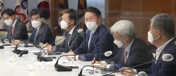 최태원 대한상의 회장이 지난 6월 서울 중구 대한상공회의소에서 열린 국세청장과 대한상의·서울상의 회장단과의 간담회에서 발언하고 있다. [연합뉴스]