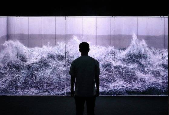 바라보는 이를 금방이라도 집어 삼킬 것 같은 '웨이브'. [사진 아르떼뮤지엄]