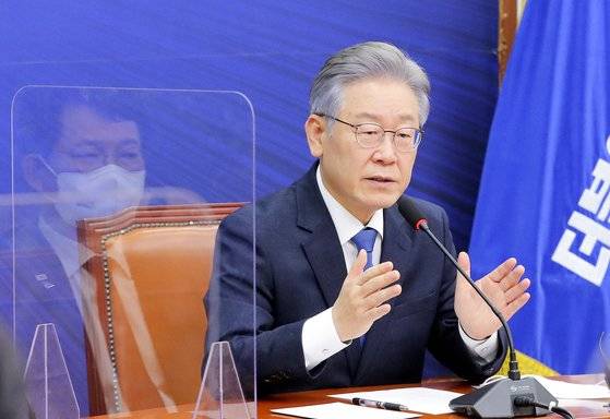 이재명 더불어민주당 21대 대통령 후보가 11일 국회 당대표 회의실에서 열린 당지도부-대통령후보 상견례에서 모두발언을 하고 있다. 뉴스1